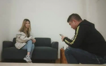 170CM大長腿牛仔褲美妞，有點騷坐在身上扭動屁股，脫下褲子讓美女舔屌，轉戰床上操騷逼，上位騎乘扶著屁股後入爆操