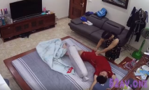 【家庭攝像頭破解】早晨老媽叫兒子起床 看這舉動是溺愛呢 還是有一腿 但肯定是逆天