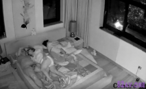 黑客破解家庭攝像頭偷拍夫妻晚上把小孩哄睡後開始過性生活