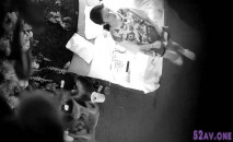 2021最新大學生小情侶趁著沒開學有時間約會鐘點房嘿皮,身材苗條美女皮膚真白特別會叫,69激情互舔連續幹3炮完事穿衣就走