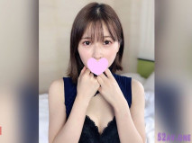 19歲偶像級的S級美少女！ 最高級別的可愛、純白的美乳和美桃尻！ 如果是男人的話，誰都想玩的最棒真正素人中出！