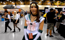 二次元可愛小姐姐動漫展上沒穿內內大膽露出,和宅男合影後,掀開裙子摸小穴