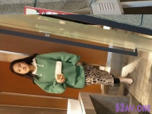 冒著風險蹲在地上偷拍一見鐘情的路人女孩尿尿，太有feel了，刺激近在咫尺！