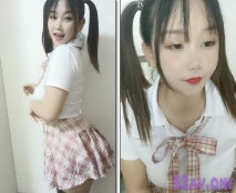 18雙馬尾卡哇伊兩個蘿莉嫩妹雙女自慰誘惑，撩起裙子特寫露逼，跳蛋塞入拉扯互舔奶子，揉捏晃動看著非常誘人