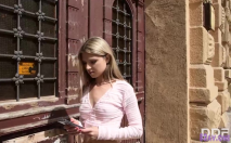 黃色短褲極品身材美少女和男友約會,沙發上粗大肉棒滿足女孩小嘴精液射嘴裡在吃掉