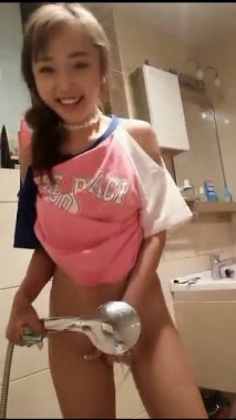 閨蜜來訪照樣不耽誤開直播刮陰毛,刮完後說感覺後悔了,沒有毛光禿禿看著好醜