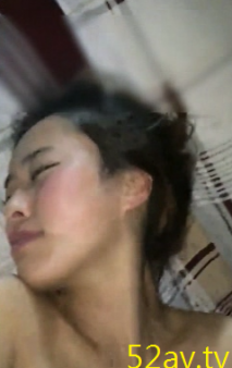 技術學院的美女到男友家中打炮 這咪咪還真挺被操的晃啊晃不敢浪叫捂著嘴更誘惑