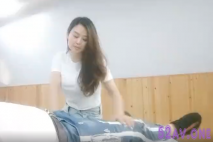 小萌不幹活勾搭大奶子女技師，坐在身上揉捏奶子，按頭口交舌吻扣逼，上位騎乘後入大力抽插猛操