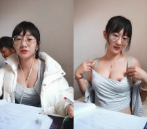 這雞巴老師真騷啊，全程露臉在辦公室趁沒人開始大秀，備著課都漏著騷奶子，脫光了揉奶玩逼道具摩擦浪叫不斷