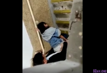 偷拍小情侶樓道後入內射