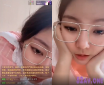 精選美女走光系列 我還沒洗臉呢 清純美眉早晨穿睡衣直播時不小心露奶 奶子真心粉嫩