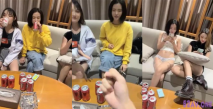 一男三女玩遊戲脫衣服 這樣的生活羡慕嚮往啊真是性福 脫光光性趣大發啪啪抽插剛認識就肆意享受