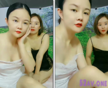 雙女姐妹花全程露臉互舔互插激情大秀，69舔穴跟狼友撩騷，帶上假雞巴內褲激情上位抽插，浪蕩呻吟不要錯過