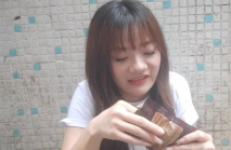 帶你探秘紅旗農貿市場旁站街女一條街搭訕個吃檳榔的小妹150塊到出租屋啪啪