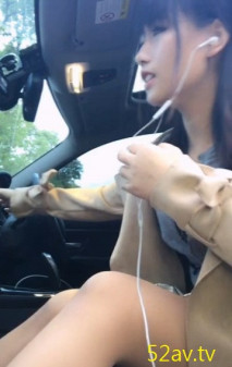 極品女主播白天在人來人往的公園停車場小樹林自慰潮噴三次，心裡緊張又刺激