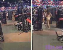 健身房來了個不穿衣服的妹子 不知為何跟著一個男子屁股後面鬧 這下有幾個人還有心思健身