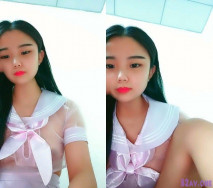 放暑假在家的學妹自己直播掙外快，網購情趣內衣和跳蛋勾搭狼友，性感情趣裝肉捏堅挺的奶子，跳蛋塞逼裡自慰