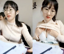 文科畢業四眼美女來當小學老師 為人師表啊【貴在真實】工資太低 為還債下海，辦公室批改作業 趁同事不在 露出大奶子 大黑牛自慰