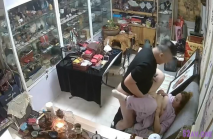 最新流出【稀缺黑客破解網路攝像頭】偷拍古玩店老闆竟然把三個騷婦客戶都給操了