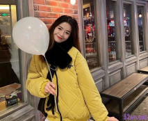 顏值骨感小美女，和男友膩歪在一起，下面很濕潤，邊操邊摸陰唇，非常濕！