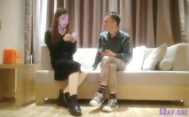 老哥找了個顏值不錯苗條妹子直播啪啪 洗澡口交幹到一半妹子生氣了再繼續