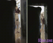 門縫隙偷窺隔壁漂亮小媳婦洗完香香出來擦身子 奶子大 逼毛旺 老公在玩手機