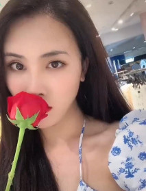 抖音Ts 賢兒：這娘們真不像好人，見著狼就撒不開嘴，顏值逆天，吃雞好手！