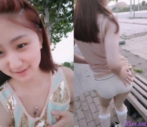 清純美女【瘋狂女神】，戶外公園廣場，人來人往，隨時刺激，揉奶露逼，站著啪啪超精彩！