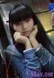 把奶子很結實的女學生帶到了賓館，能清晰的感覺到的龜頭在衝擊少女的花蕊，撞進子宮