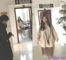 最新高校偷窺小女神美眉噓噓 看到小男友關了門過後又出來找 當我是空氣呢 逼逼都被我看了