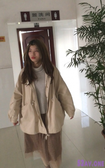 眼鏡哥潛入辦公樓偷拍漂亮的美女同事