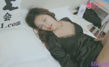 [華語AV] 廢物老公無法滿足的美少婦和來幫傭的小夥好上了