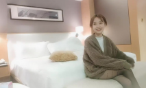 小夥酒店約操超甜學生兼職妹，文靜美女，美腿黑絲細腰，忍不住吸吮奶子，主動騎乘扶著雞巴插入，側入爆操小穴，嬌喘呻吟