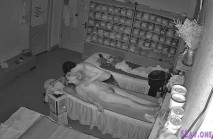 美容院攝像頭破解偷拍閉店後風騷老闆娘與情人在美容床上打炮,真心瘋狂半夜到凌晨4點多沒什麼睡覺搞了4次,第二天半夜繼續幹