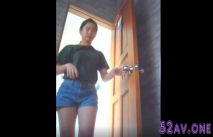 最新全鏡偷窺牛仔短褲少婦噓噓 少婦的屁屁看著就是性感 擦逼姿勢也好看