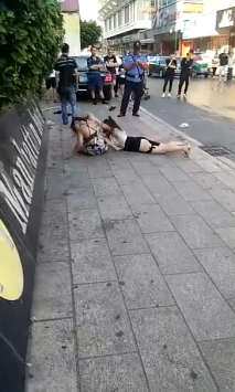 網曝門事件 小三和原配街邊上演撕逼大戰 內褲都幹丟了 女人狠起來確實惹不起啊 配樂是亮點