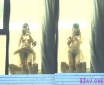 偷窺街對面酒店開著窗簾很會玩的小情侶，正為妹子的身材流鼻血時被發現，還打了招呼樹了中指