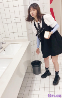 辦公樓女廁蹲守甜美可人小女神,刮過毛的肥唇大張著露出鮮紅肉核