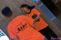 小夥子偷拍服務員上廁所 還對著她打飛機