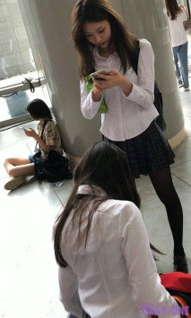 抄底極品高顏值可愛小姐姐黑絲加丁看的血脈噴張