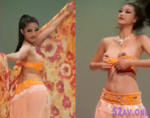 才藝選秀時不慎胸罩下滑,兩個奶頭都被評審老師看光了依然堅持跳完