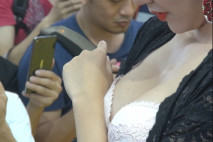 實拍成人用品展-牛B攝影師盯死內衣模特的胸罩~嘿嘿~你的小咪咪跑不掉了