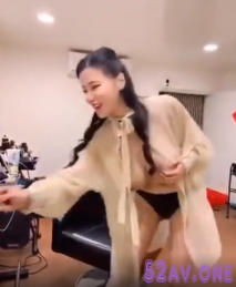 美髮店夜晚關了門 少婦老闆娘跟閨蜜挺會瘋耍 這對巨乳是真的誘惑 愛死了