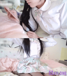 【JK裝極品蘿莉】頂級肥臀開檔黑絲，反差清純又很騷 ，特寫大屁股套弄 ，操的直浪叫 ，無毛小穴被大屌撐開 ，一下下撞擊