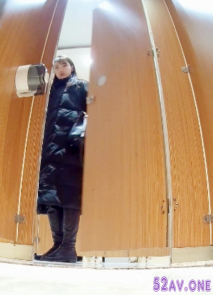 商場女廁撅著屁股玩手機女神妹,肥美的嫩唇和充血菊花任誰都受不了